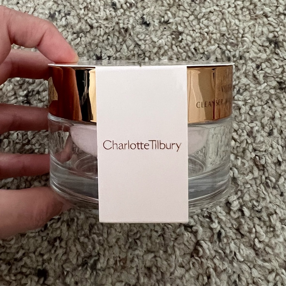 Charlotte Tilbury
Multi-Miracle Glow Cleansing Balm